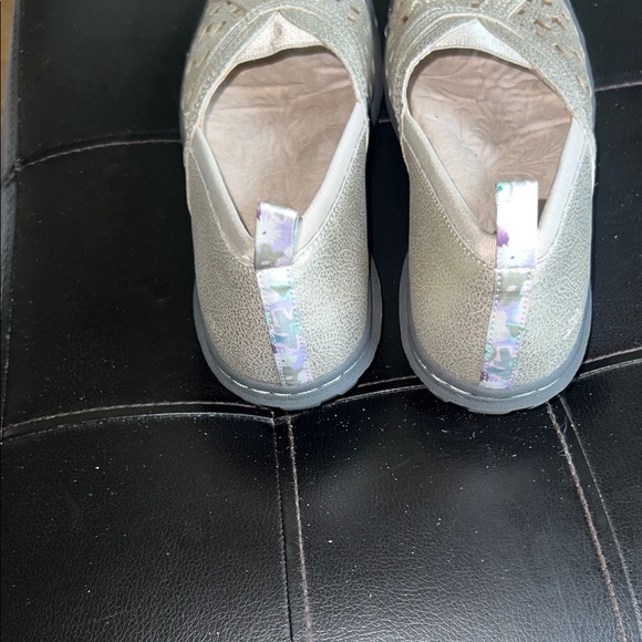 JBU Women's Metallic Silver Flats - Picture 4 of 5
